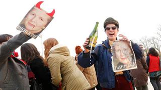 FOTOS: no todos los británicos lloran a Margaret Thatcher, algunos celebran con champán y planean fiestas