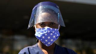 EE.UU. recomienda usar dos mascarillas bien ajustadas para luchar contra las nuevas cepas del coronavirus