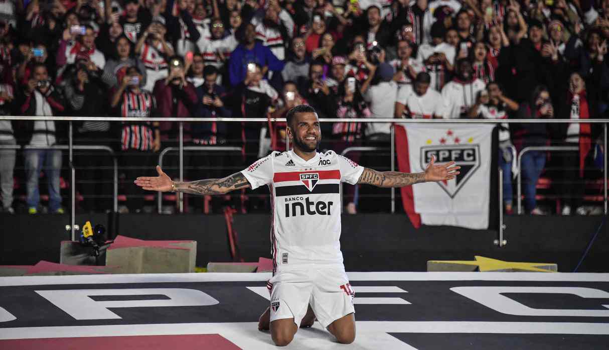 La 'Bruja' Verón, presidente de Estudiantes, buscaría a Dani Alves como refuerzo. (Foto: AFP)