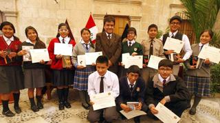 Arequipa: premian a ganadores de concursos escolares sobre Vargas Llosa