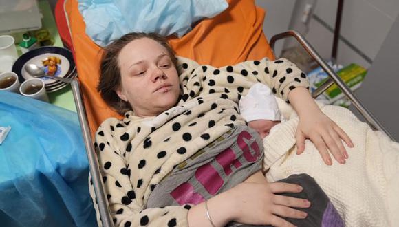 Mariana Vishegirskaya yace en una cama de hospital después de dar a luz a su hija Veronika, en Mariupol, Ucrania. (Foto: AP/Evgeny Maloletka)