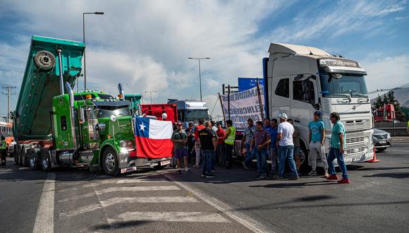 Camioneros bloquean parcialmente la ruta 5 norte, en la entrada a Santiago, el 24 de noviembre de 2022, durante una protesta contra el aumento del precio de los combustibles. (Foto: MARTIN BERNETTI / AFP)