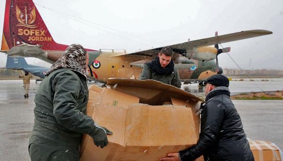 Los jordanos cargan un avión militar con ayuda humanitaria para Siria luego de un terremoto mortal, en el aeropuerto militar Marka en Amman, el 8 de febrero de 2023. (Foto: Khalil MAZRAAWI / AFP)