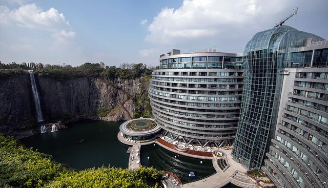 Un hotel de lujo construido en el interior de una inmensa cantera desafectada abrió este jueves en China. (Johannes Eisele / AFP)