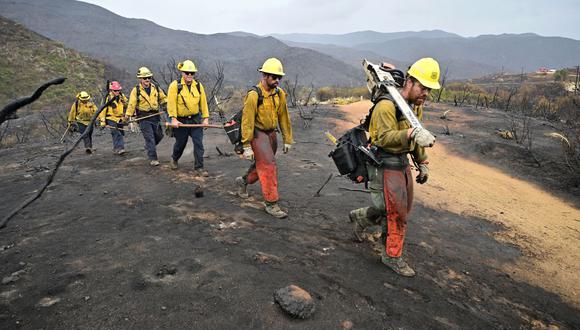 Los bomberos caminan sobre un paisaje abrasado por el incendio de Fairview dentro del Bosque Nacional de San Bernardino cerca de Hemet, California, el 9 de septiembre de 2022. (Foto de Frederic J. BROWN / AFP)