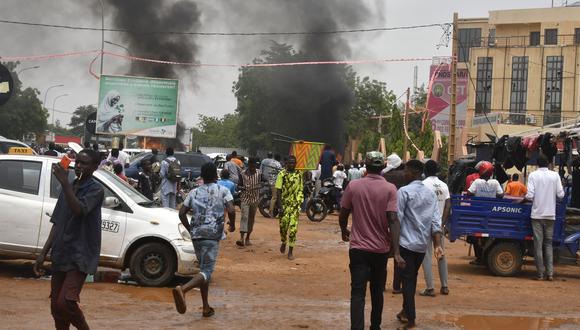 Una vista general de una nube de humo mientras los partidarios de las fuerzas de seguridad y defensa de Níger atacan la sede del Partido para la Democracia y el Socialismo de Níger (PNDS), el partido del derrocado presidente Mohamed Bazoum, en Niamey. (Foto por AFP)
