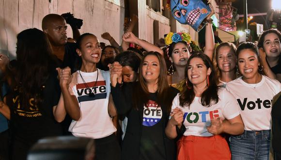 América Ferrera, Eva Longoria, Gina Rodríguez, Rosario Dawson y Zoe Saldana invocaron a las mujeres hispanas a que "hagan la diferencia votando" en las elecciones de medio término de Estados Unidos. (AFP)