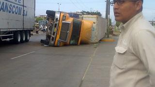 Callao: un camión se volcó en la avenida Argentina