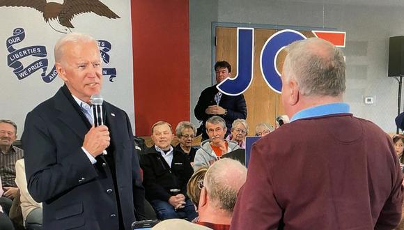 Joe Biden se enfrenta a un residente local que lo cuestiona sobre la participación de su hijo Hunter Biden con Ucrania en esta captura de pantalla realizada en un video grabado durante un evento de campaña de Biden en el Centro de Eventos Chickasaw en New Hampton, Iowa. (Foto: Reuters).