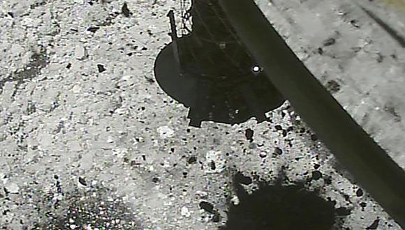 En febrero, Hayabusa2 logró posarse brevemente sobre el asteroide Ryugu y lanzó un disparo, lo que le habría permitido recolectar muestras de polvo, antes de regresar a su posición inicial.(Foto: AFP)