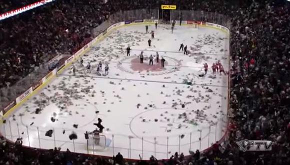Hinchas lanzan más de 28 mil peluches en partido de hockey