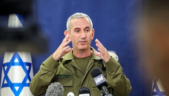 El portavoz del ejército israelí, el contralmirante Daniel Hagari, habla con la prensa desde The Kirya, que alberga el Ministerio de Defensa israelí, en Tel Aviv el 18 de octubre de 2023. (Foto de GIL COHEN-MAGEN / AFP)