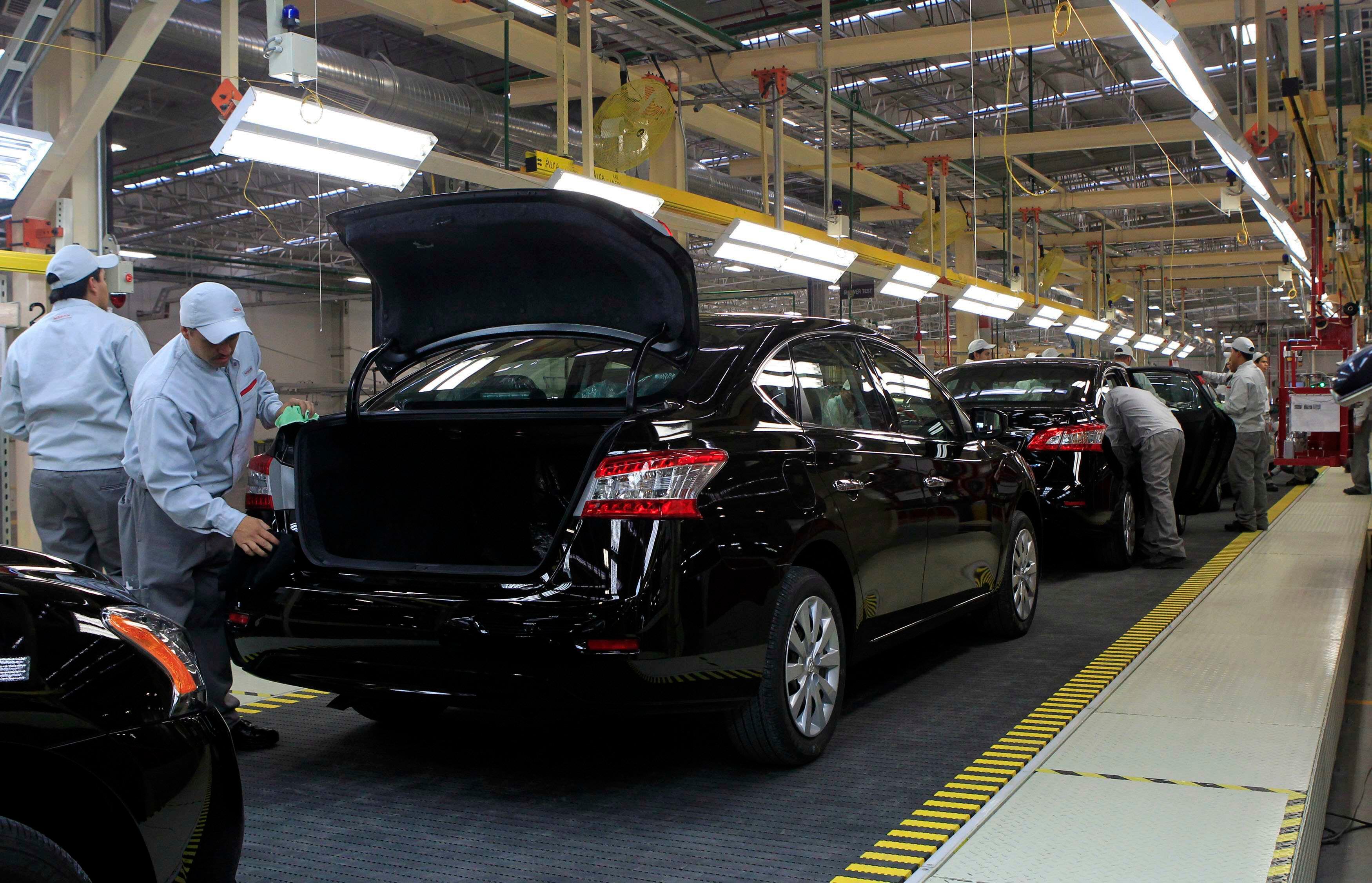 Doce meses de asumir la presidencia de Nissan, haber cerrado cinco fábricas y despedir a 21 mil trabajadores, ‘Mr. Fix it’ sacó a la empresa de la bancarrota. (Reuters)