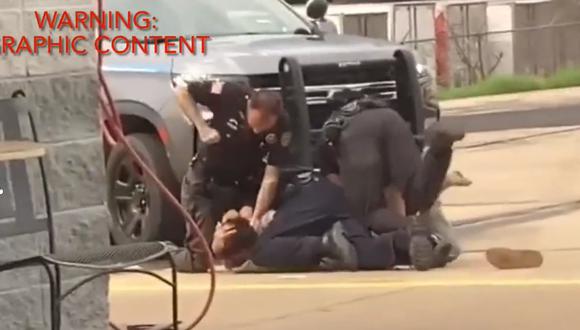 Tres policías fueron registrados en video mientras golpeaban a un hombre que habría amenazado al encargado de una tienda en Arkansas.