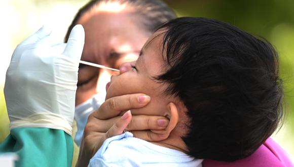 Un niño es sometido a una prueba de COVID-19 en El Salvador. (Foto: MARVIN RECINOS / AFP)