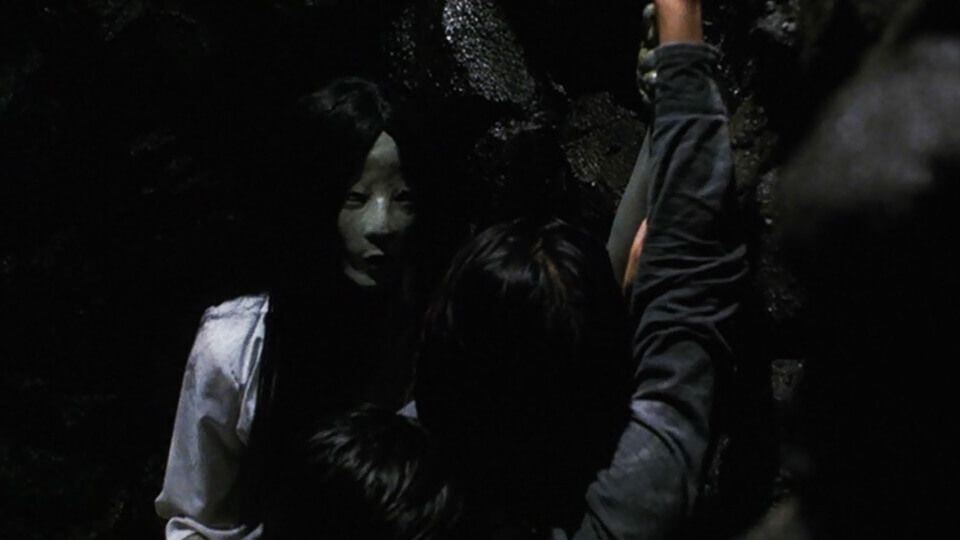 Ella es Sadako, la protagonista de 'Ringu' y que está siendo comparada con el fenómeno viral del momento en WhatsApp, 'Momo'. (Foto: IMDB)
