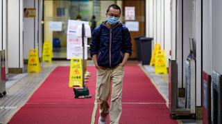La lucha de un doctor contra el coronavirus en Hong Kong, entre la soledad y el miedo | VIDEO