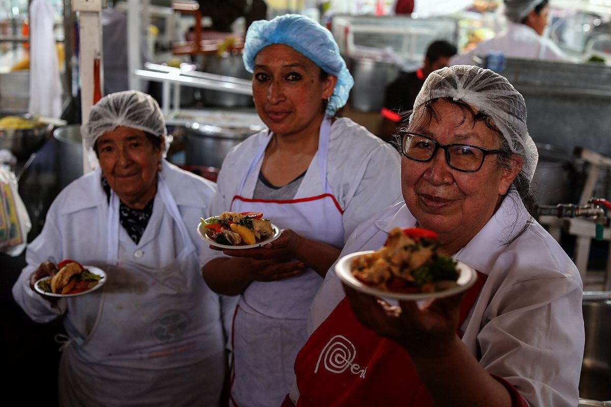 Eufemia Vera, Sandra Pillco y Mary Orellana en su puesto de escabeches y caldo de gallina. 