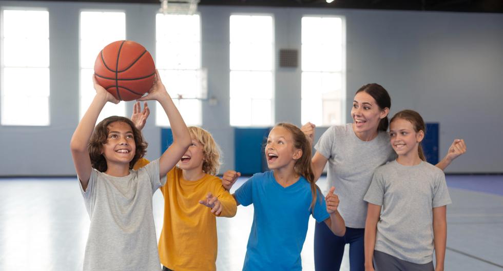 El deporte es esencial para el desarrollo holístico de los niños, ya que no solo promueve la salud física, sino que también contribuye a su bienestar emocional, social y cognitivo, sentando las bases para un estilo de vida activo y saludable.