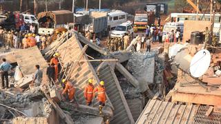 India: Rescatan a hombre entre los escombros de un edificio que se derrumbó el martes