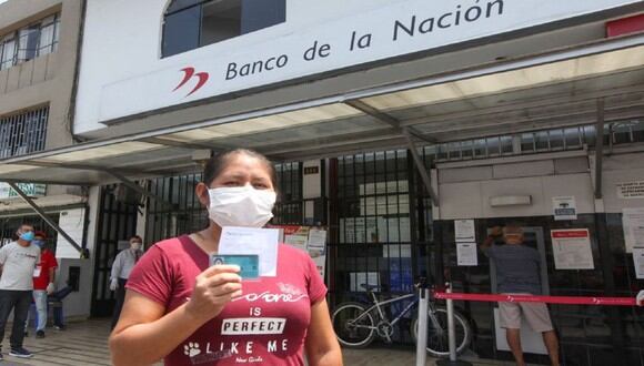 Ciudadana tras haberse acercado a una oficina del Banco de la Nación para cobrar el subsidio otorgado por el Gobierno (Foto: Andina)