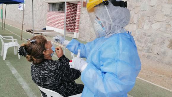 Si presenta tos, fiebre o malestar general, acuda de inmediato a los locales de descarte de coronavirus. | Foto: Andina