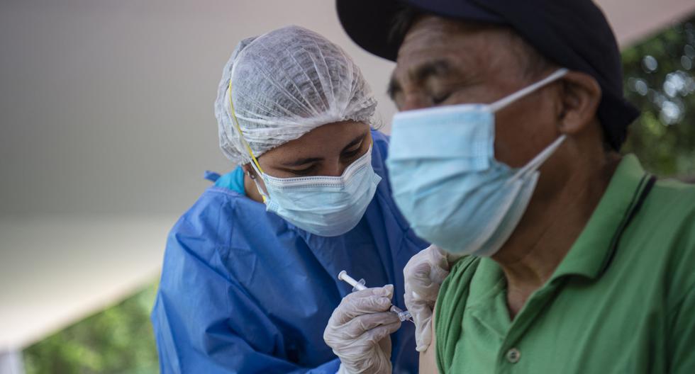 Una enfermera aplica una vacuna contra el covid en Lima, el 11 de enero de 2022. (Ernesto BENAVIDES / AFP)