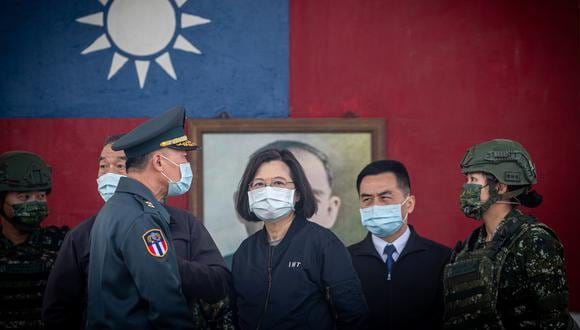 La presidenta de Taiwán, Tsai Ing-wen (C), observa un simulacro militar durante su visita a una base militar en Chiayi, Taiwán, el 6 de enero de 2023. (Foto referencial de EFE/EPA/RITCHIE B. TONGO)