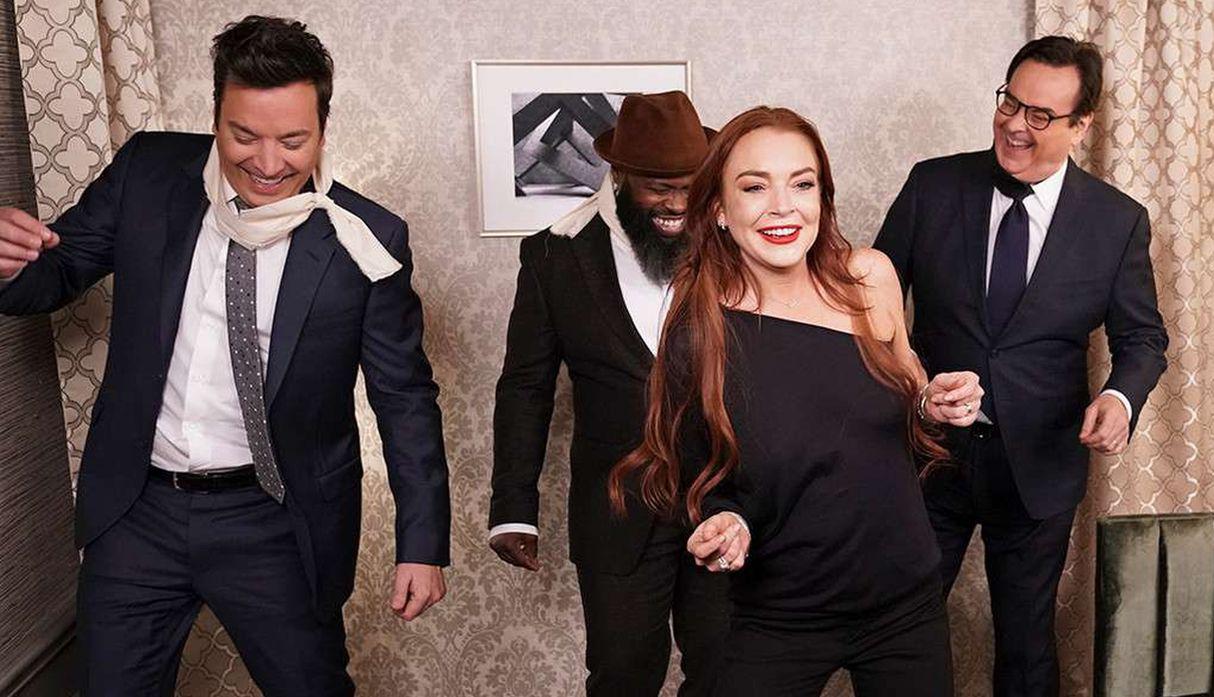 La actriz Lindsay Lohan y el presentador se encargaron de parodiar una escena de "Bird Box". (Foto: NBC)