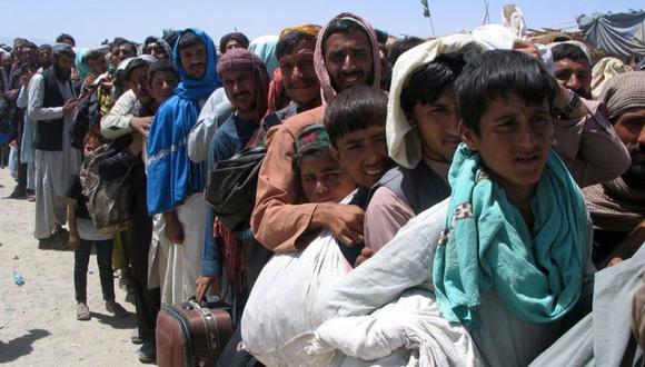 Civiles afganos han estado tratando de huir de su país tras la precipitada toma de control del Talibán. (Foto: Reuters).