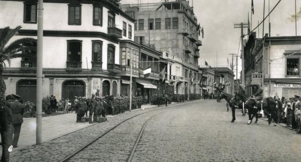 Inédita fotografía de la céntrica calle Constitución, en el Callao. La imagen anónima corresponde a la primera década del siglo XX.