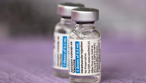 Johnson & Johnson retrasa entrega de su vacuna contra el coronavirus en Estados Unidos por un error de producción. (Foto: EFE/EPA/ETIENNE LAURENT).
