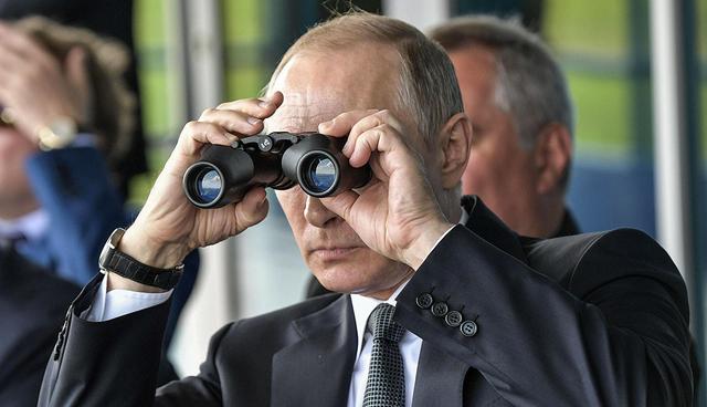 FET11 ZHUKOVSKY (RUSIA) 18/07/2017.- El presidente ruso, VladÌmir Putin, observa un espect·culo aÈreo mientras visita el SalÛn Internacional de AviaciÛn y el Espacio MAKS-2017, en Zhukovsky, a las afueras de Mosc˙ (Rusia), hoy 18 de julio de 2017. La feria abrir· sus puertas del 18 al 23 de julio. EFE/ALEXEY NIKOLSKY / SPUTNIK / KREMLIN POOL / POOL CR…DITO OBLIGATORIO