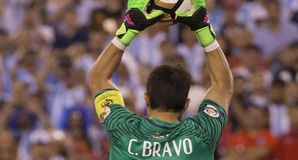 Puede ser la atajada de toda la Eliminatoria. Claudio Bravo evitó el gol de Miguel Borja con una espectacular atajada, salvando a Chile ante Colombia. (Foto: Getty Images)