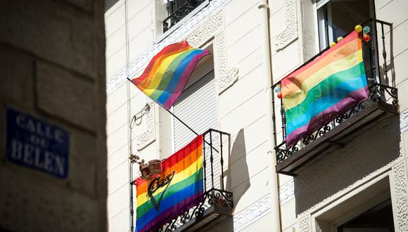 Banderas del colectivo LGTBI ondean en unas casas del barrio madrileño de Chueca, en España, el pasado mes de junio. (Foto referencial: EFE/Luca Piergiovanni).