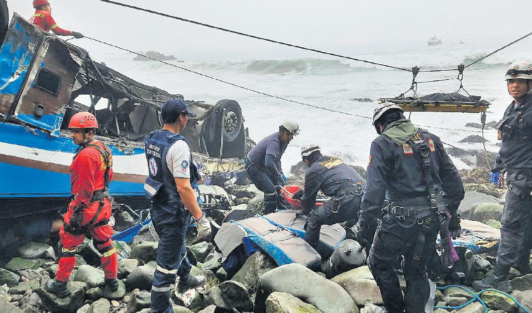 Miércoles 3 de enero: miembros de la PNP, bomberos y personal del Indeci en las labores de recuperación de cuerpos. (Foto: Mininter)