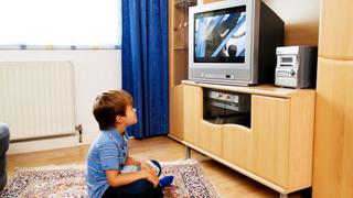 Conoce los riesgos de que un niño tenga el televisor en su dormitorio