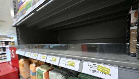 Estantes vacíos donde se deben almacenar los paquetes de harina en un supermercado Waitrose en Londres el 7 de setiembre de 2021. (JUSTIN TALLIS / AFP).