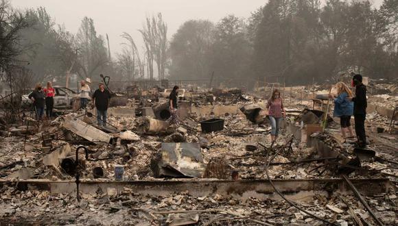 Imagen referencial. Una familia busca pertenencias en su casa, que fue destruida por el incendio de Almeda, en Talent, Oregon, Estados Unidos. (REUTERS/Adrees Latif).