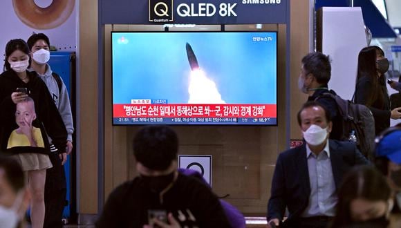 La gente mira una pantalla de televisión que muestra una transmisión de noticias con imágenes de una prueba de misiles de Corea del Norte, en una estación de tren en Seúl el 29 de septiembre de 2022. (Foto: Jung Yeon-je / AFP)