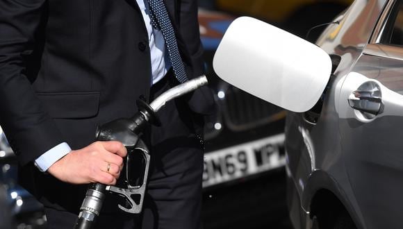 Un cliente llena su depósito en una gasolinera de Shell en Londres, Gran Bretaña. (EFE/EPA/ANDY RAIN)