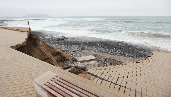 La vereda del malecón de la Costa Verde, a la altura de la playa Los Delfines, colapsó ante la constante erosión que viene sufriendo por más de una década. La Municipalidad de Miraflores exige que se declare la zona en emergencia.