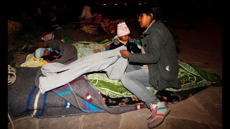 La gente duerme en la calle en el distrito de Yanque, en Arequipa, el lugar m&aacute;s afectado por el terremoto de 5,2 grados de magnitud y de poca profundidad que sacudi&oacute; la zona la noche del domingo. (REUTERS/Fredy Salcedo).