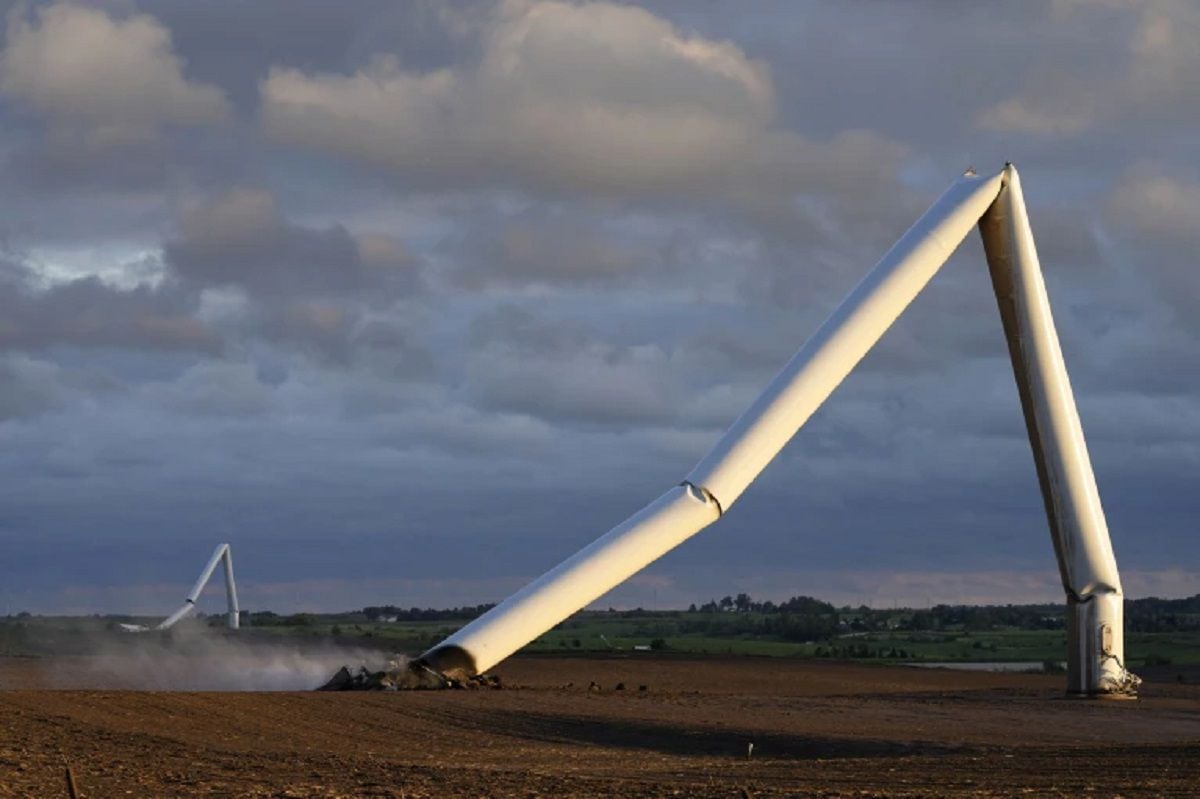 Los restos de una turbina eólica dañada por un tornado tocan el suelo en un campo, el 21 de mayo de 2024, cerca de Prescott, Iowa. (Foto de Charlie Neibergall / AP)