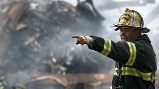 Trabajar y apagar fuegos, la complicada doble vida de quienes se animan a convertirse en bombero