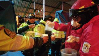Coronavirus en Perú: bomberos cusqueños recorren calles repartiendo café