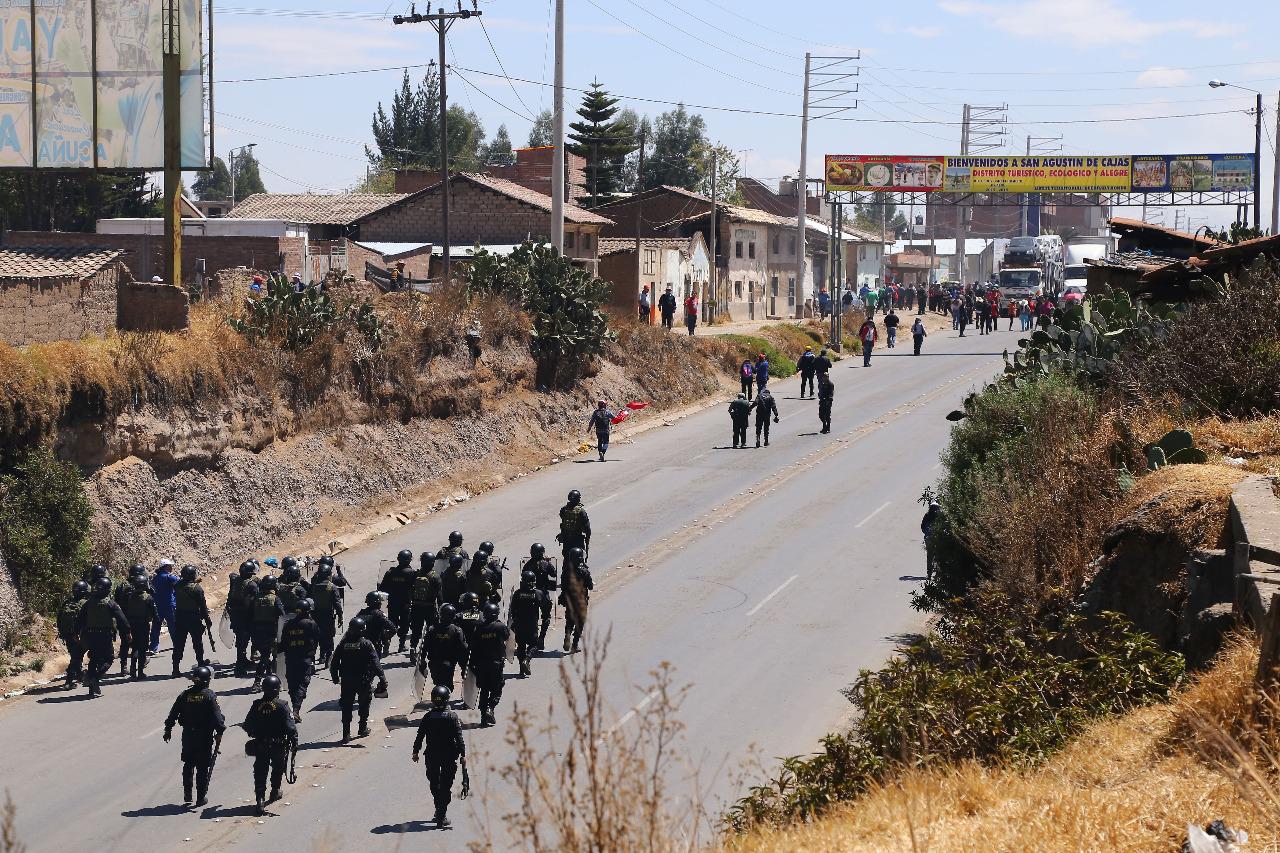 Dos personas resultaron heridas en Huancayo (Junín) tras un enfrentamiento entre agentes de la policía y manifestantes en el marco de la huelga nacional de maestros. Los huelguistas bloquearon la Carretera Central. (Foto:Junior Meza)