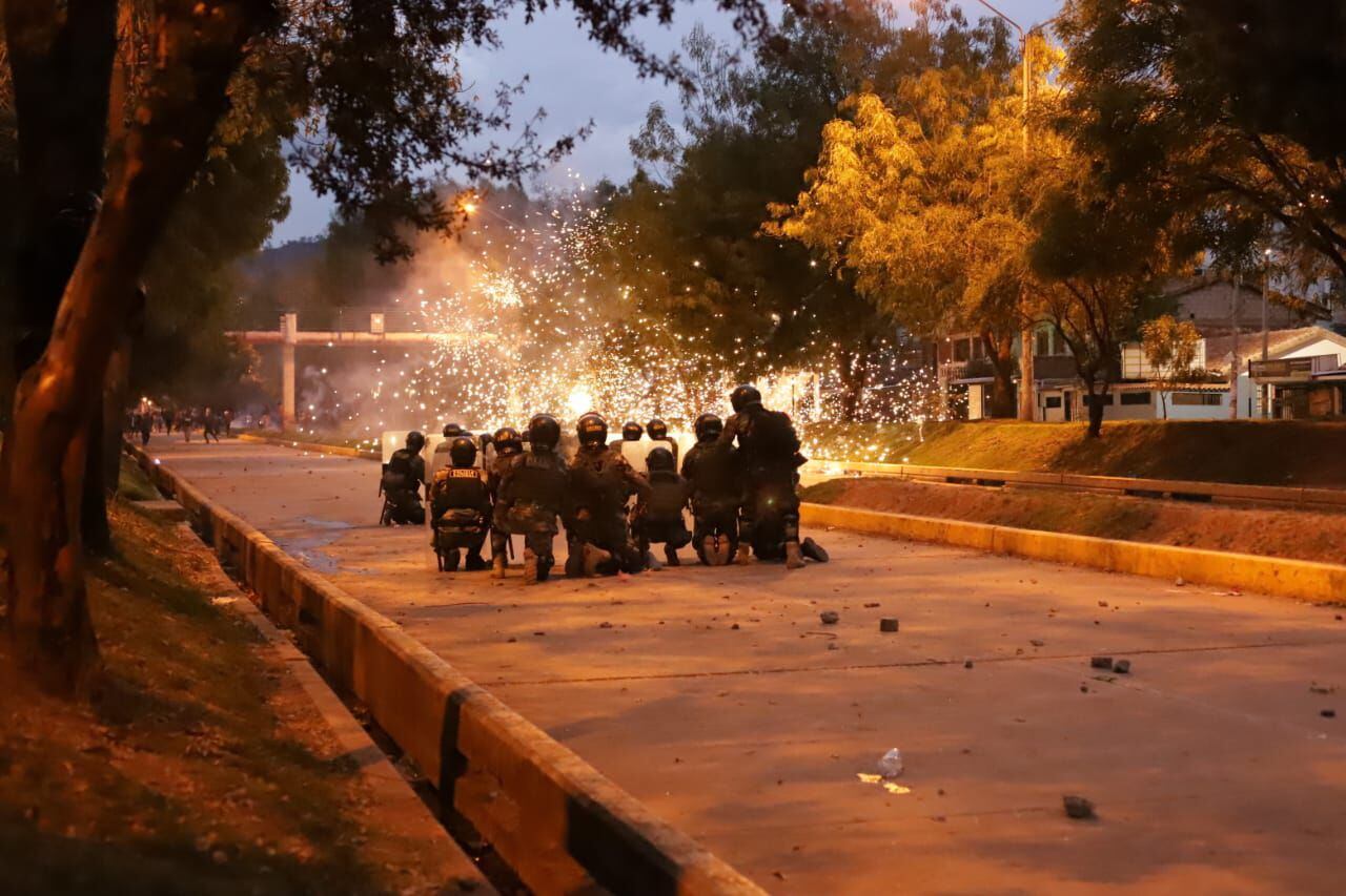Los enfrentamientos duraron largas horas y se concentraron en la avenida 28 de Julio. Se registraron tres civiles y un policía herido.