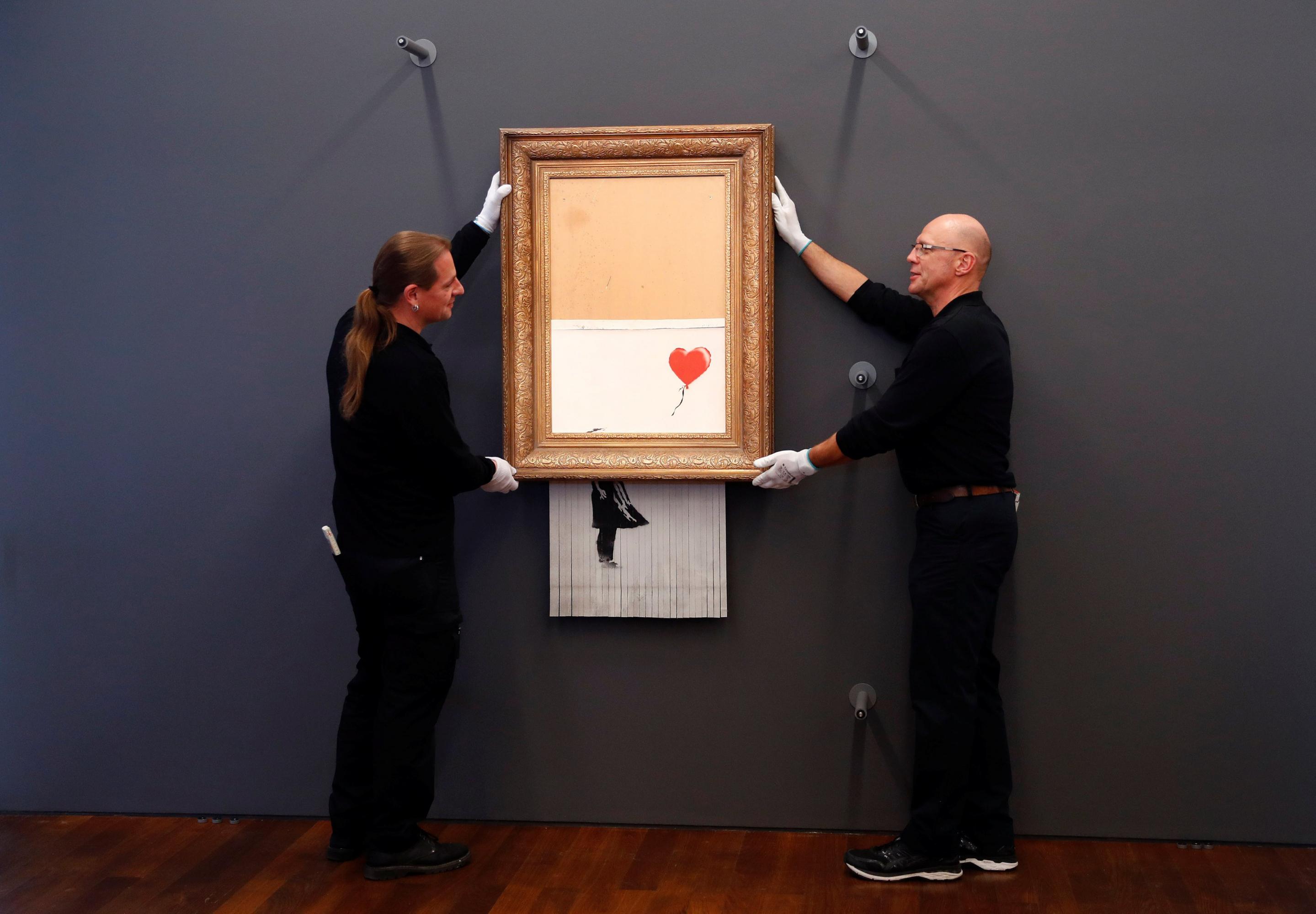 La pintura fue subastada originalmente como "Girl with Balloon", la imagen de una niña que sostenía un globo rojo con forma de corazón que se ha convertido en la obra más popular del artista (Foto: Reuters)