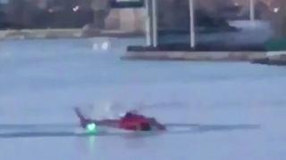 Nueva York: Cinco muertos al caer un helicóptero a río Este [VIDEO]